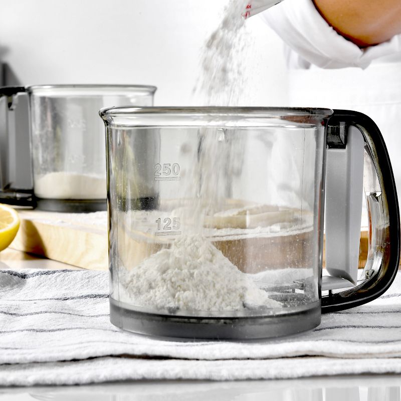 Plastic semi-automatic hand-held flour sieve Baking hand-held flour filter